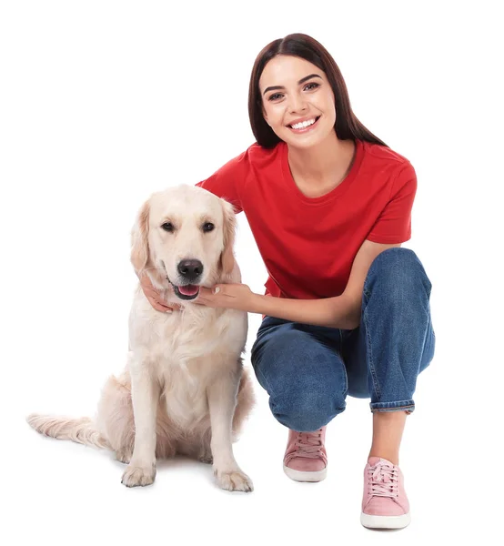 Młoda kobieta i jej pies Golden Retriever na białym tle — Zdjęcie stockowe
