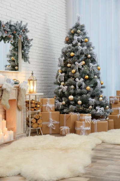 Árbol de Navidad decorado en el interior de la sala de estar moderna — Foto de Stock