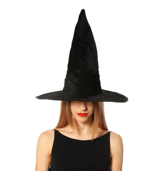 Mulher bonita vestindo traje de bruxa para festa de Halloween no fundo branco — Fotografia de Stock