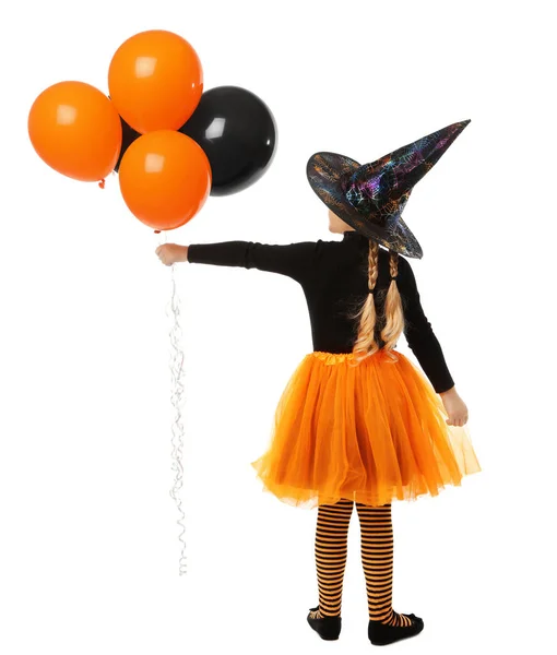 Cute little girl z balonami na sobie kostium Halloween na białym tle — Zdjęcie stockowe