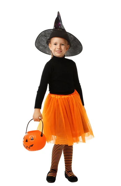 Cute little girl z dyni Candy wiadro noszenie kostium Halloween na białym tle — Zdjęcie stockowe