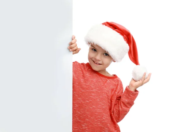 Симпатичный маленький ребенок в шляпе Санты на белом фоне. Рождественский праздник — стоковое фото
