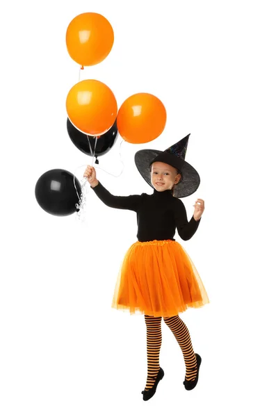Schattig klein meisje met ballonnen dragen Halloween kostuum op witte achtergrond — Stockfoto