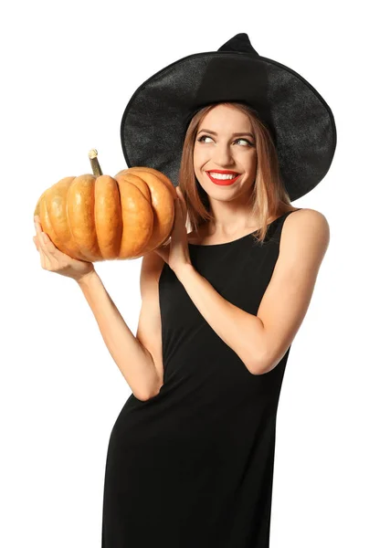 Krásná žena nosí čarodějnický kostým s dýní na Halloweenské párty na bílém pozadí — Stock fotografie