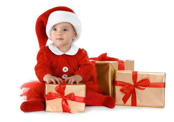 Святково одягнена дитина з подарунковими коробками на білому тлі. Святкування Різдва — стокове фото