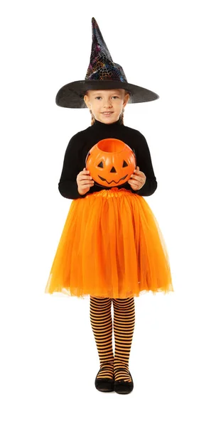 Roztomilé holčička s dýně kbelík s cukrovinkami na sobě Halloween kostým na bílém pozadí — Stock fotografie