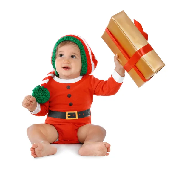 Одежда ребенка с подарочной коробкой на белом фоне. Праздник Рождества — стоковое фото