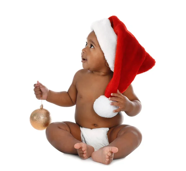 Aranyos afro-amerikai baba visel Mikulás kalap karácsonyi dekoráció fehér alapon — Stock Fotó