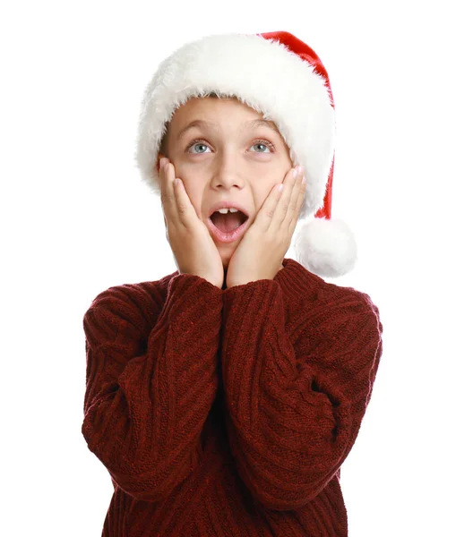 Criança pequena emocional em chapéu de Papai Noel no fundo branco. Celebração de Natal — Fotografia de Stock