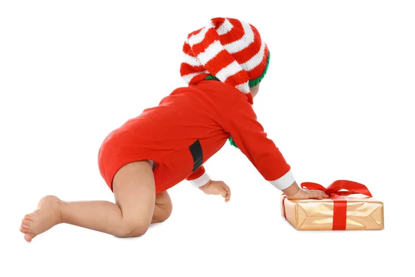 Festivamente vestido bebê com caixa de presente no fundo branco. Celebração de Natal — Fotografia de Stock