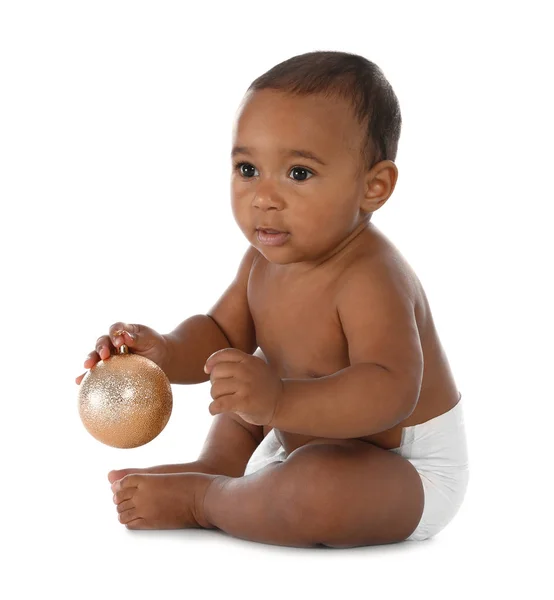 Bébé afro-américain mignon avec décoration de Noël sur fond blanc — Photo