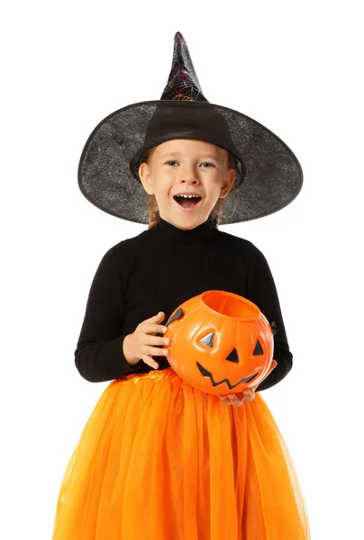 Cute little girl z dyni Candy wiadro noszenie kostium Halloween na białym tle — Zdjęcie stockowe