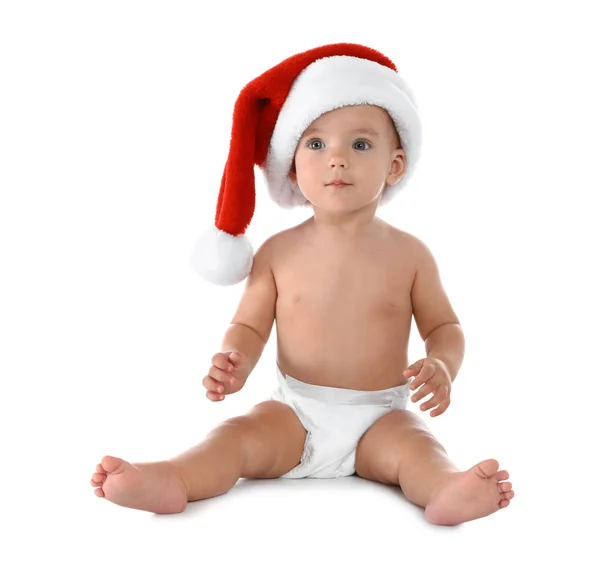 Милый малыш в шляпе Санты на белом фоне. Праздник Рождества — стоковое фото