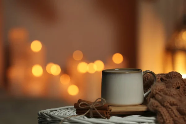 Чашка чаю на столі проти розмитих вогнів, місце для тексту. Затишна зима — стокове фото