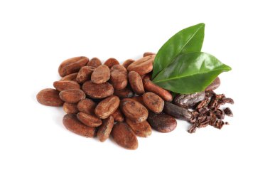 Beyaz izole yaprakları ile aromatik kakao çekirdekleri Yığını