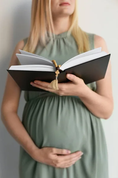 聖書は、明るい背景に祈りながら若い妊婦 — ストック写真