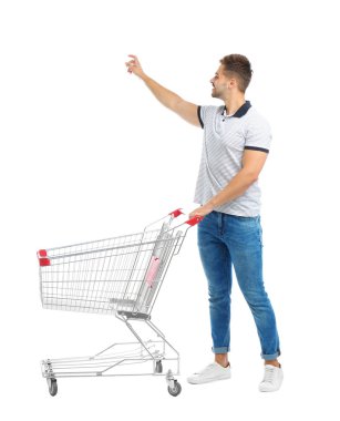 Beyaz arka planda boş alışveriş sepeti ile genç adam