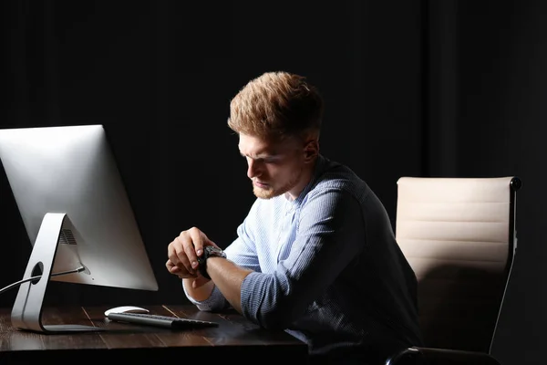 Joven cansado trabajando en la oficina solo por la noche —  Fotos de Stock