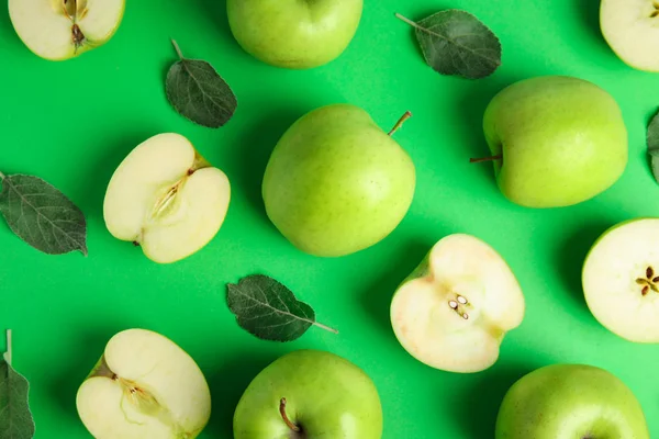 Flat lay composizione di mele mature fresche su sfondo verde — Foto Stock