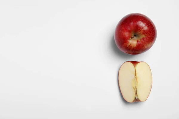Pommes rouges juteuses mûres sur fond blanc, vue de dessus — Photo