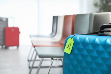 Travel Sigorta etiketli mavi bavul, yakın plan. Metin için boşluk