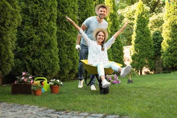 Pareja feliz divirtiéndose mientras trabajan juntos en el jardín —  Fotos de Stock