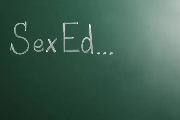 Palabras "SEXO ED" escritas en pizarra verde. Espacio para texto — Foto de Stock