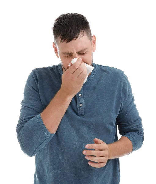 Homem que sofre de alergia em fundo branco — Fotografia de Stock