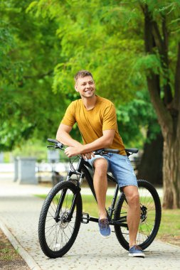 Parkta modern bisiklet ile Yakışıklı adam