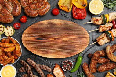 Gri masada ızgara et ve sebze ile Düz yatıyordu kompozisyon. Metin için alan