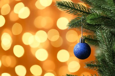 Arka plandaki bulanık ışıklara karşı süslenmiş Noel ağacı. Bokeh etkisi