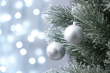 Arka plandaki bulanık ışıklara karşı süslenmiş Noel ağacı. Bokeh etkisi