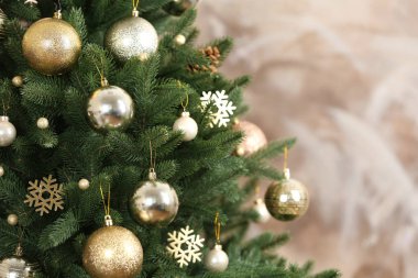 Kahverengi arka planda dekoru olan güzel bir Noel ağacı. Metin için boşluk