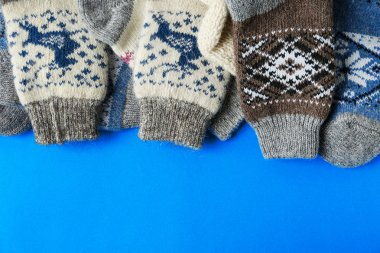 Mavi arka planda yumuşak örülmüş çoraplar, metin için yeri olan düz bir yatak. Kış giysileri