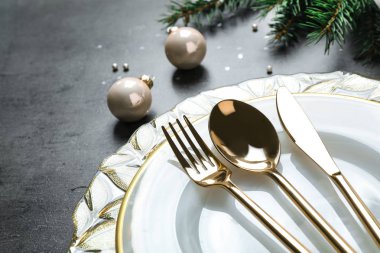 Gri arkaplanda Noel masası ayarları, yakın plan