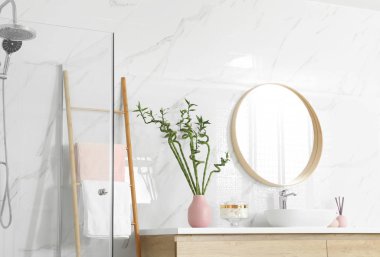 Güzel yeşil bambu ile şık banyo iç