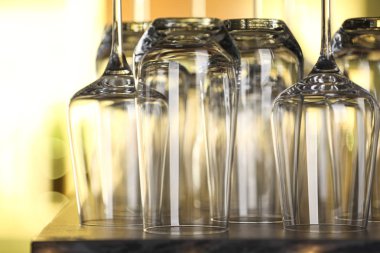 Boş temiz bardakları masaya koy, yakın çekim görüntüsü