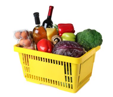 Beyaz arka planda market ürünleri olan alışveriş sepeti.