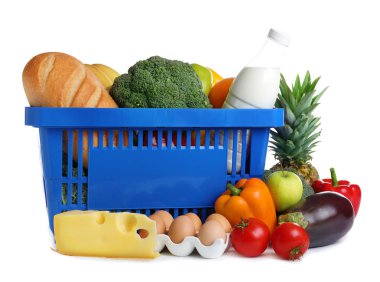 Beyaz arka planda alışveriş sepeti ve market ürünleri