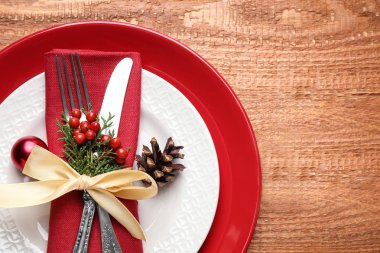 Ahşap arka planda güzel bir Noel masası, üst manzara.