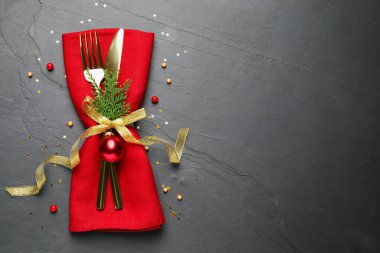 Çatal bıçak seti gri sehpada, üst manzarası metin için uygun. Noel kutlaması