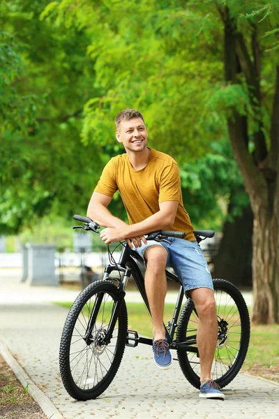 Pohledný muž s moderním cyklistickou jízdním parkem — Stock fotografie