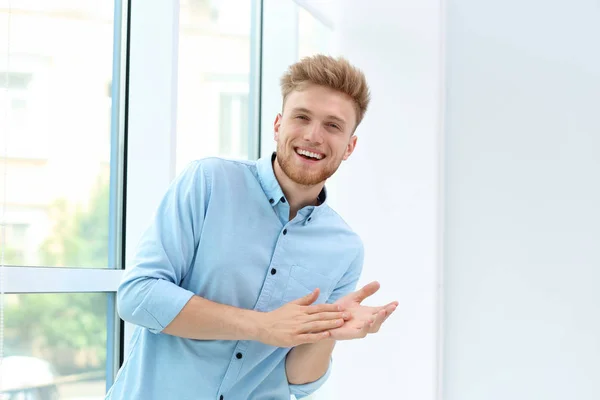 Portrait de beau jeune homme près de la fenêtre — Photo