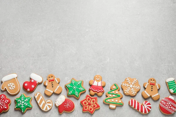 Composición plana con sabrosas galletas de Navidad caseras sobre mesa gris, espacio para texto — Foto de Stock