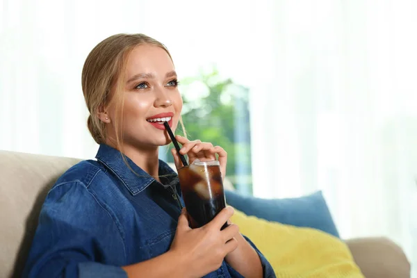 Mladá žena se sklenicí coly doma. Osvěžující nápoj — Stock fotografie