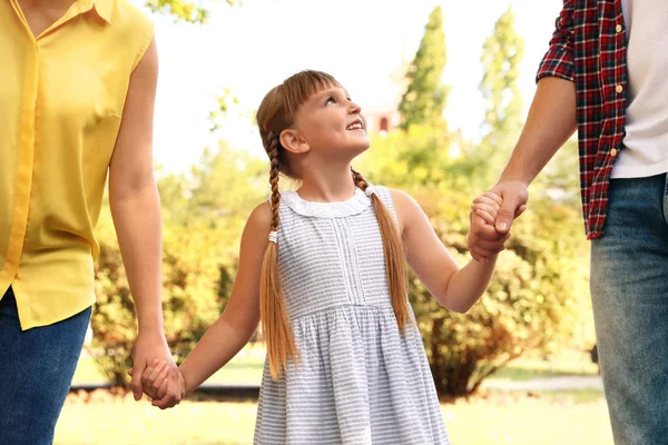 Kleines Mädchen und ihre Eltern Händchen haltend im Freien. Familienwochenende — Stockfoto