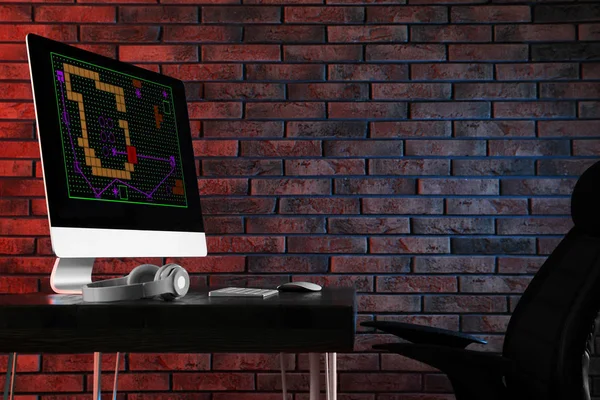 Modern dator och hörlurar på bord i mörkrum. Spela tv-spel — Stockfoto
