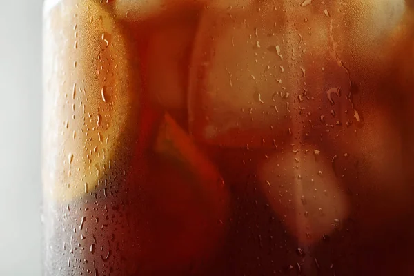 Glassware of delicious refreshing iced tea, closeup — Stock Photo, Image