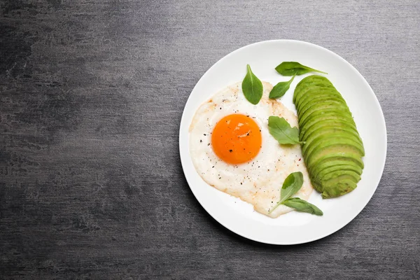 Leckeres Frühstück mit Spiegelei und Avocado auf grauem Tisch, Draufsicht. Raum für Text — Stockfoto