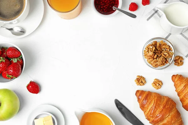 Stomme gjord med god mat till frukost på vitt bord, platt ligg. Plats för text — Stockfoto